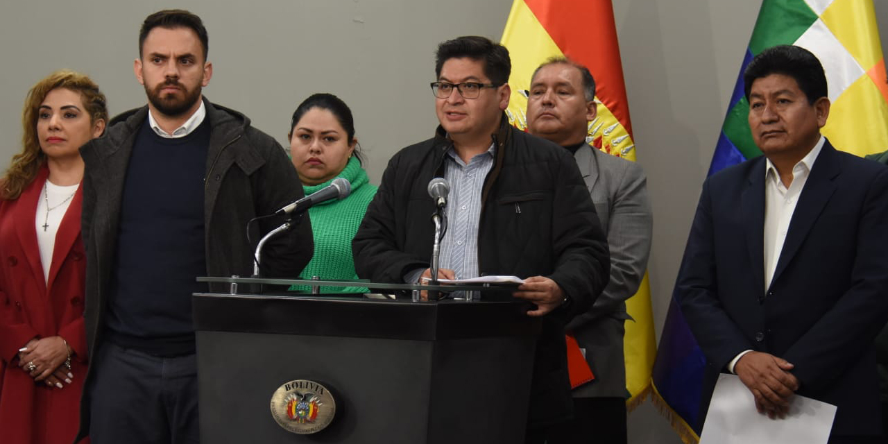 Los ministros de Estado en conferencia de prensa en Casa Grande del Pueblo. | Foto: Gonzalo Jallasi.