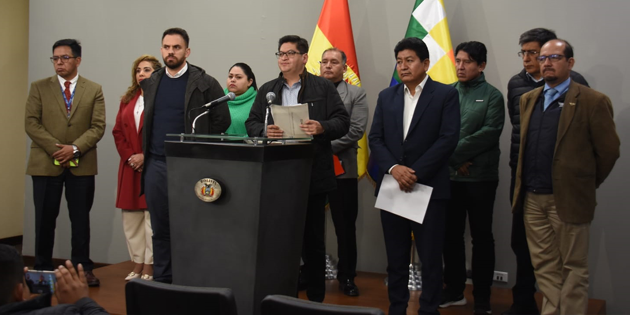 Los ministros de Gobierno, Eduardo Del Castillo; de Economía, Marcelo Montenegro; y de Obras Públicas, Servicios y Vivienda, Édgar Montaño, acompañados por personal de instituciones des-centralizadas y dependientes. (Foto: Gonzalo Jallasi)