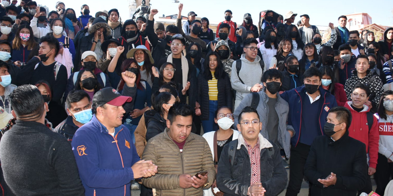 Estudiantes y docentes de la UPEA en plaza Murillo de La Paz. | Foto: Gonzalo Jallasi