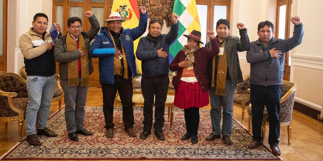 El vicepresidente David Choquehuanca con dirigentes campesinos de Oruro. | Foto: Vicepresidencia
