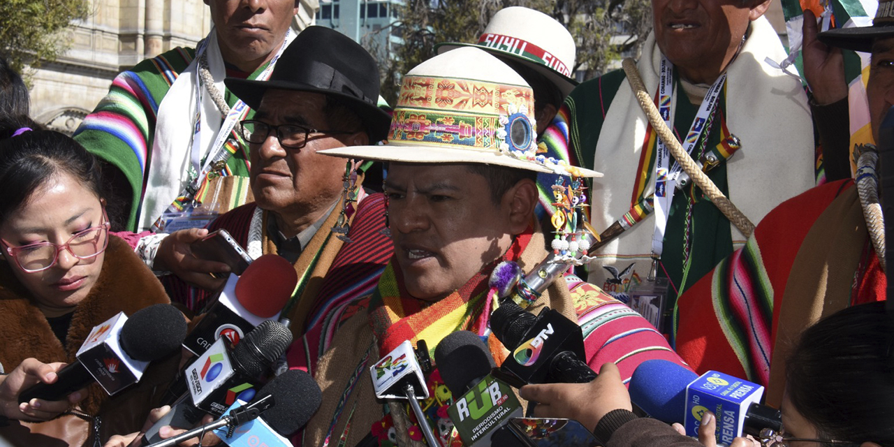 La dirigencia del Conamaq en contacto con la prensa. 