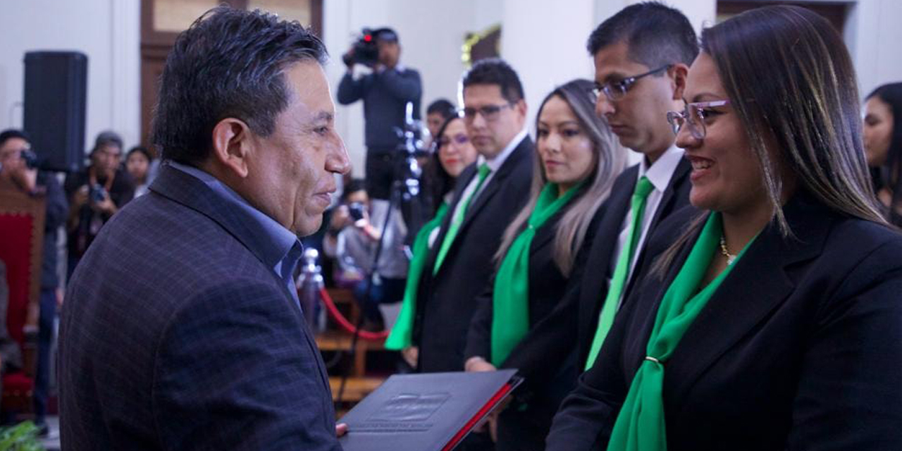 El vicepresidente David Choquehuanca entrega el respectivo título a los graduados.| Foto: Vice