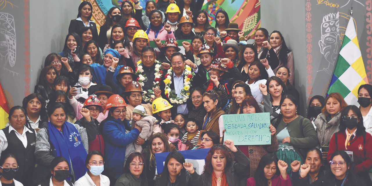 El Jefe de Estado junto a mujeres trabajadoras tras promulgar la Ley 1516. (Foto: Presidencia)