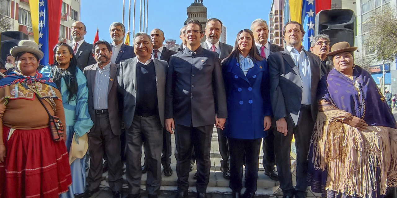 El Canciller en un acto de entrega de ofrenda floral por el aniversario de Venezuela. (Foto: Cancillería)