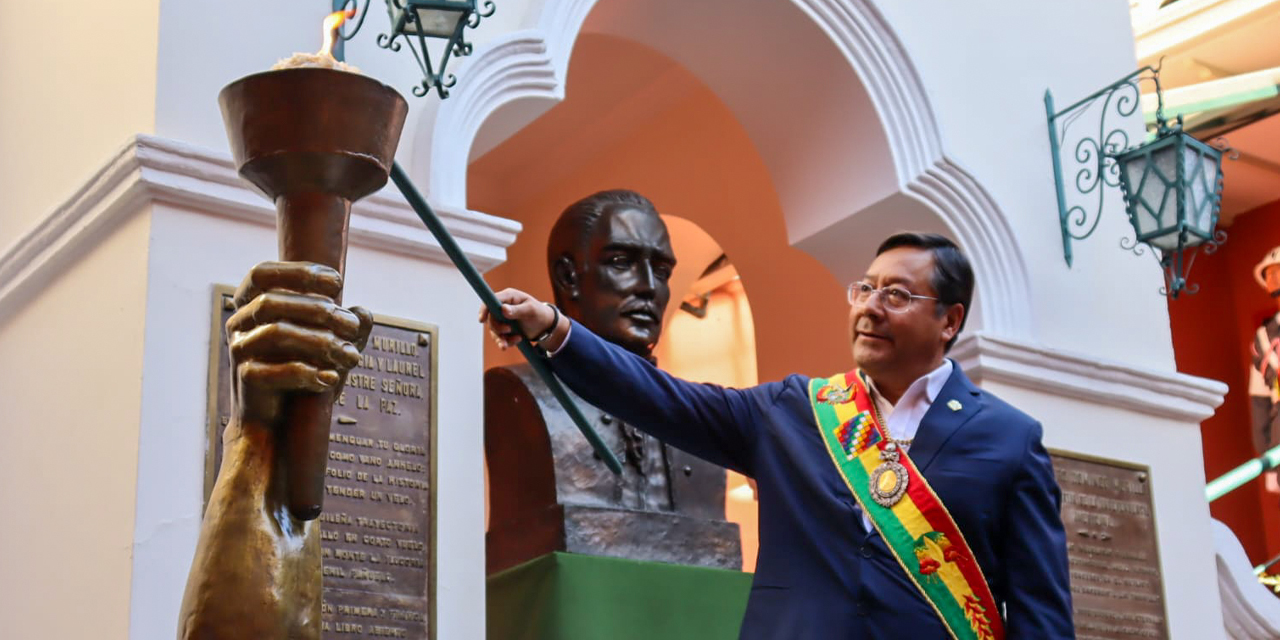 El presidente Luis Arce en casa de Pedro Murillo enciende la Tea de la Libertad.| Foto: LA/Twitter