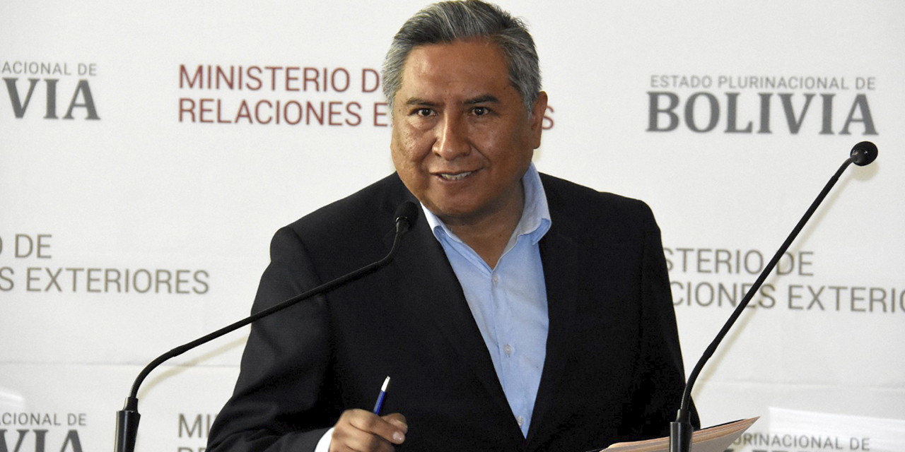 El canciller Rogelio Mayta en conferencia de prensa, en La Paz.