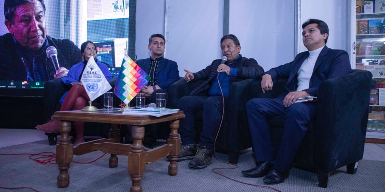 El vicepresidente David Choquehuanca en un recital de poesía en la Feria de Libro de La Paz. | Foto: VEP