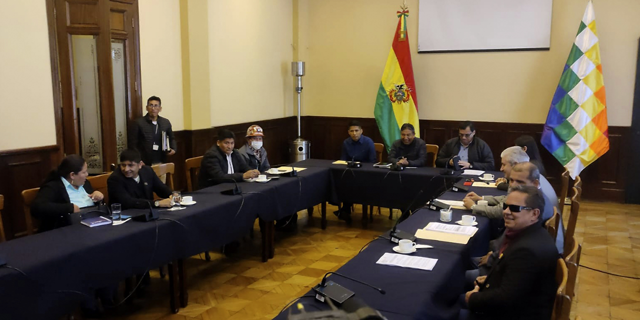 La reunión entre los tres jefes de bancada en la Vicepresidencia del Estado. (Foto: Gonzalo Jallasi)