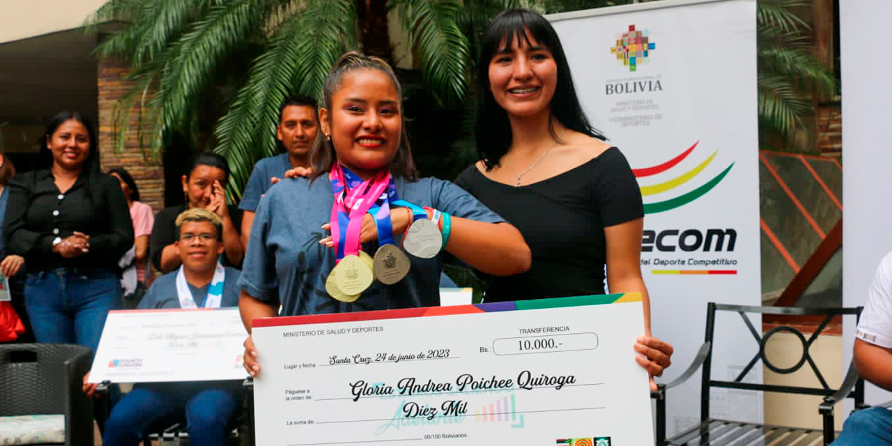 La viceministra Cielo Veizaga entrega el incentivo económico del Gobierno a una deportista que logró medallas para el país. Foto: Archivo