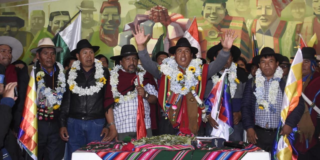 Lucio Quispe, Mario Seña y Aldo Velásquez toman posesión de la sede de la CSUTCB. (Foto: Gonzalo Jallasi)