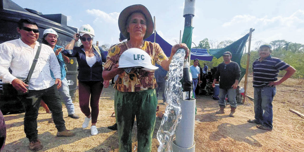 Un casco con las iniciales del gobernador de Santa Cruz Luis Fernando Camacho ironiza su ausencia. | Foto: RRSS
