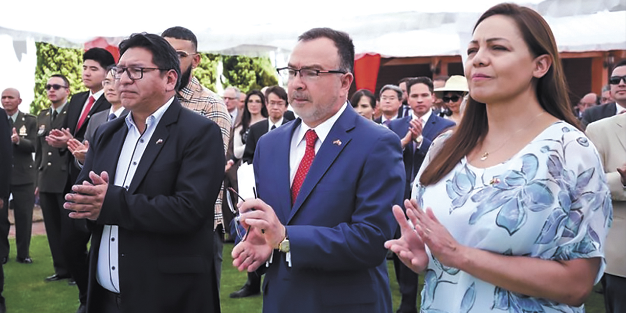 El viceministro de Relaciones Exteriores, Freddy Mamani, participó en la recepción que ofreció el cónsul general de Chile. | Foto: Cancillería
