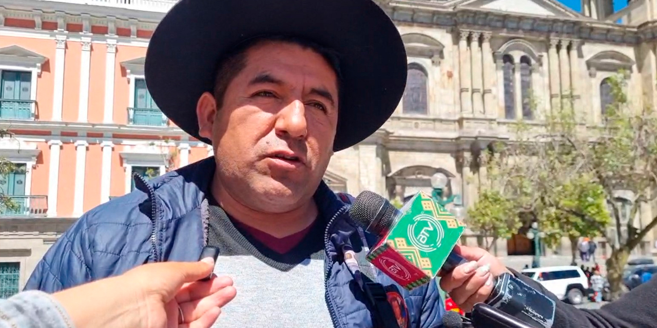 Mario Seña, secretario general de la CSUTCB, en rueda de prensa.