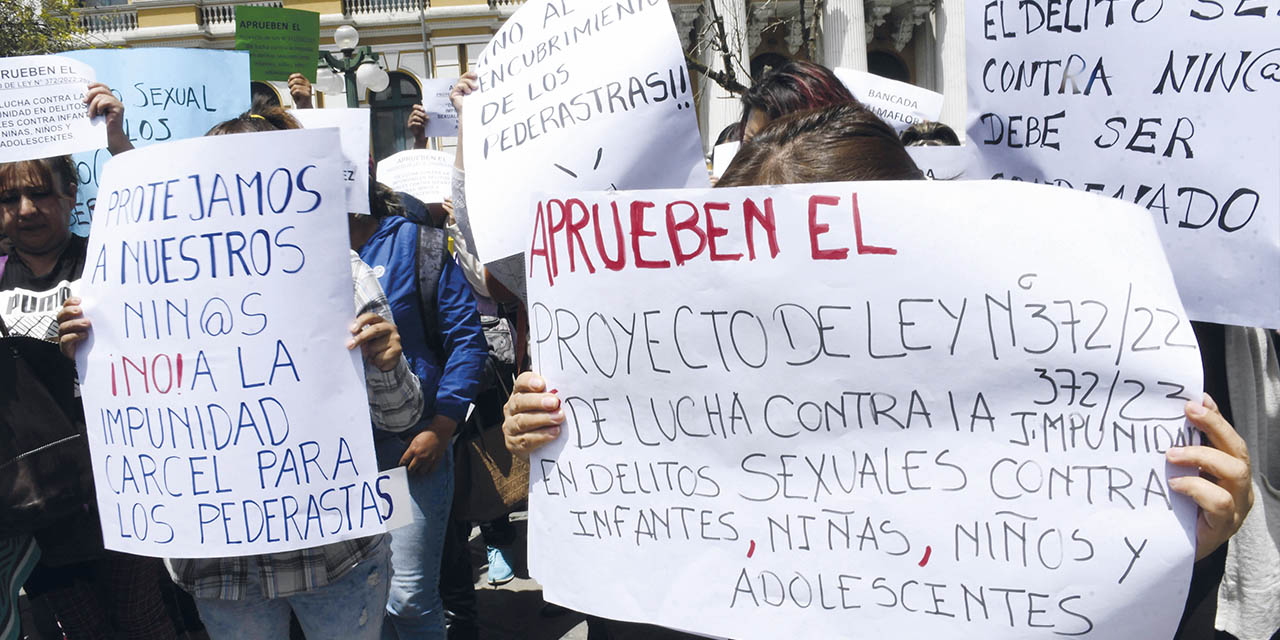 Protesta de madres indignadas por el rechazo del proyecto que lucha contra la impunidad en delitos sexuales. | Foto: Gonzalo Jallasi