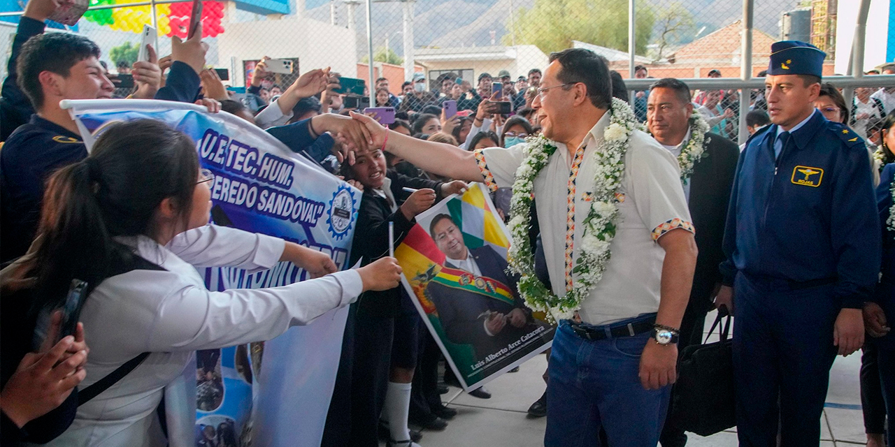 Un grupo de estudiantes saluda al presidente Luis Arce en el municipio de Sacaba, Cochabamba. Foto: Comunicación Presidencial