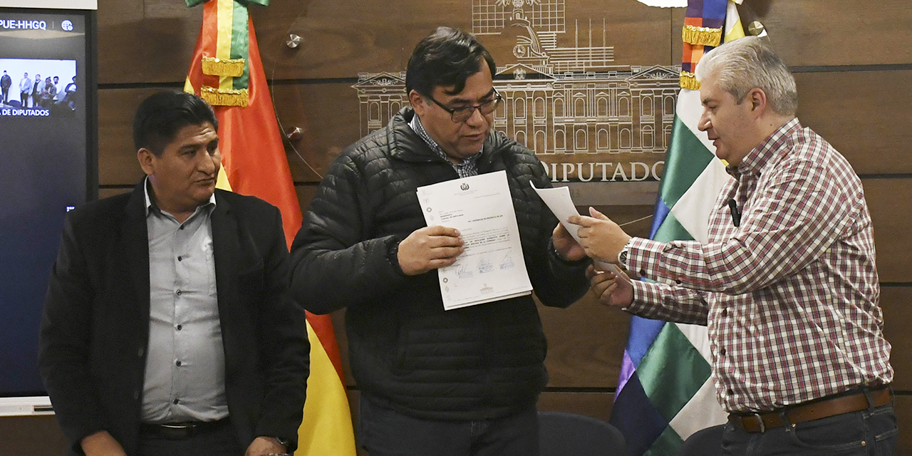 El presidente de Diputados, Jerges Mercado, junto a Enrique Urquidi, de CC.