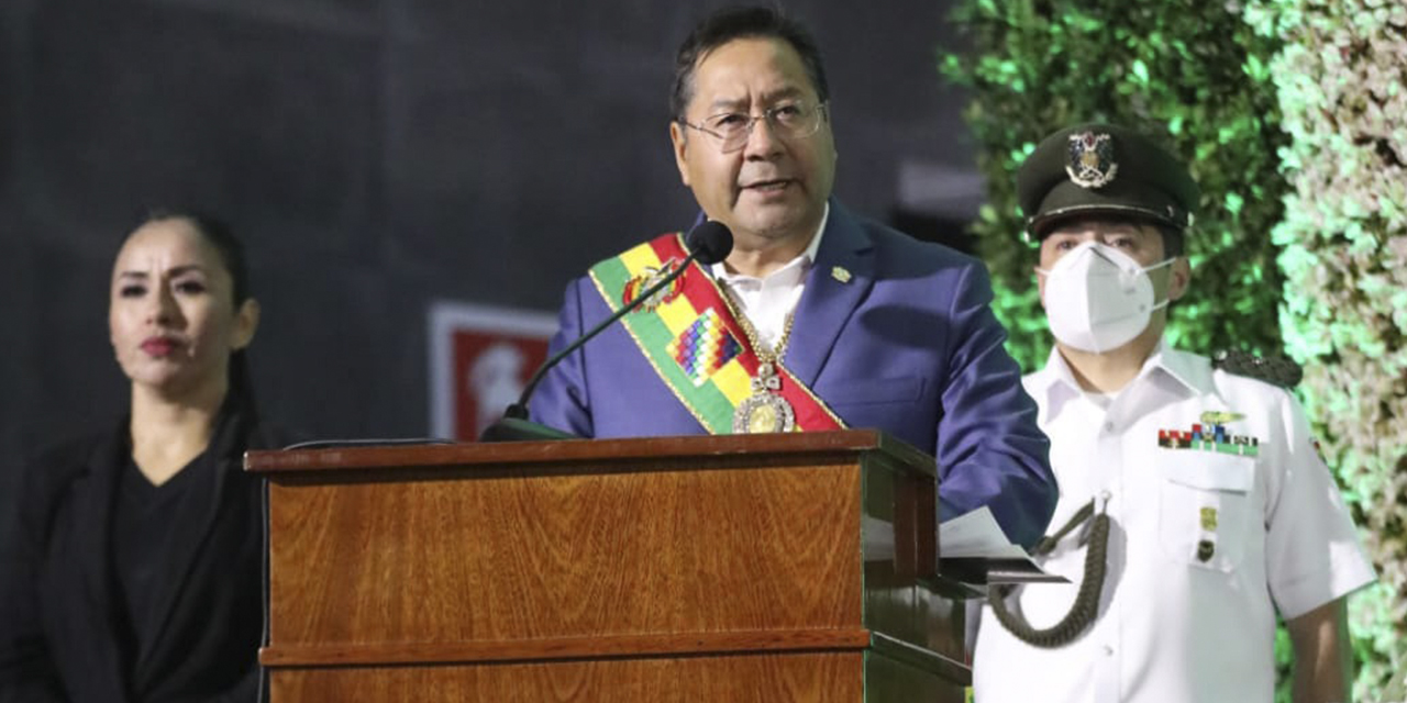 El presidente Arce en la Sesión de Honor municipal de Santa Cruz, en 2022.