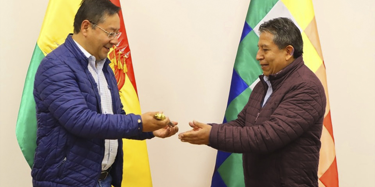 El presidente Luis Arce entrega el Bastón de Mando al vicepresidente David Choquehuanca.