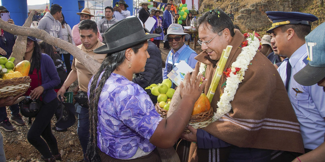 El Presidente con el agro rural de Cochabamba.