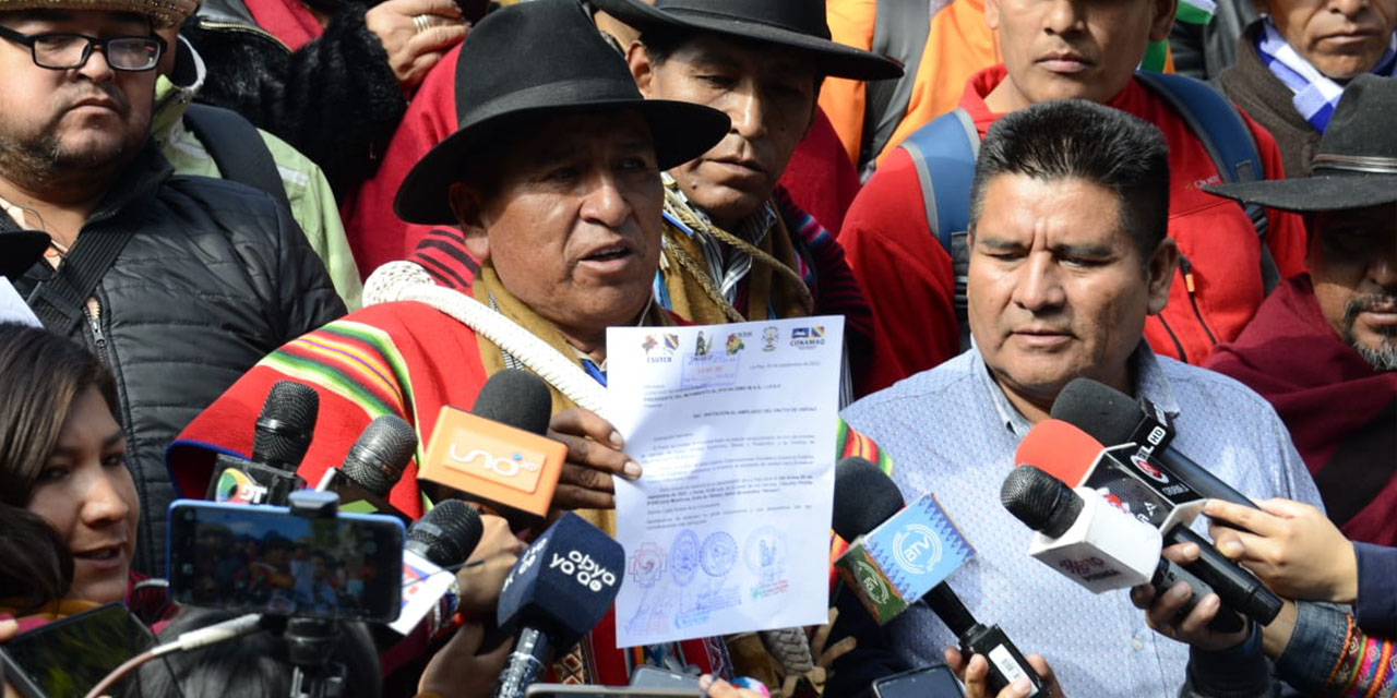 El secretario ejecutivo de la Csutcb, Lucio Quispe, muestra la carta que se remitió al presidente, al vicepresidente y al titular del MAS. Foto: ABI