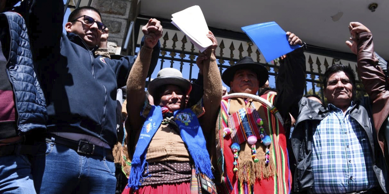 Los principales ejecutivos del Pacto de Unidad en el TSE, el pasado jueves.