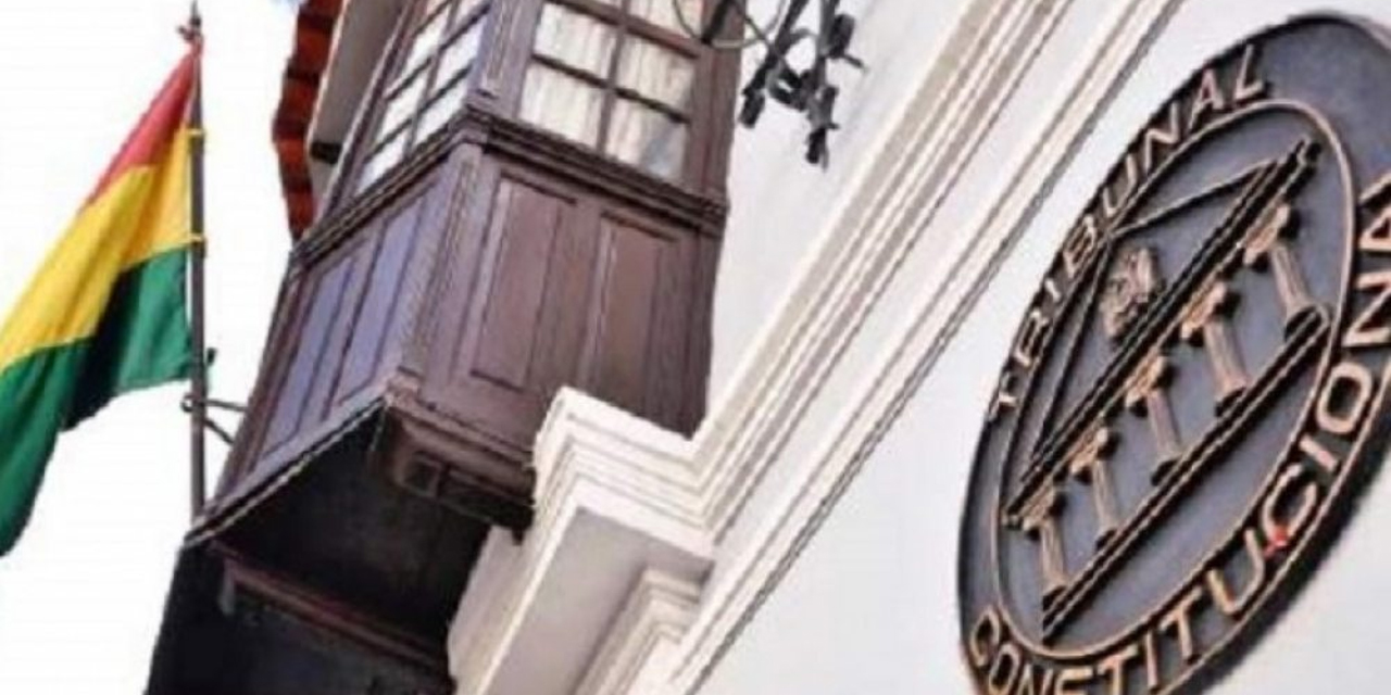 Logo del TCP en su edificio en Sucre.
