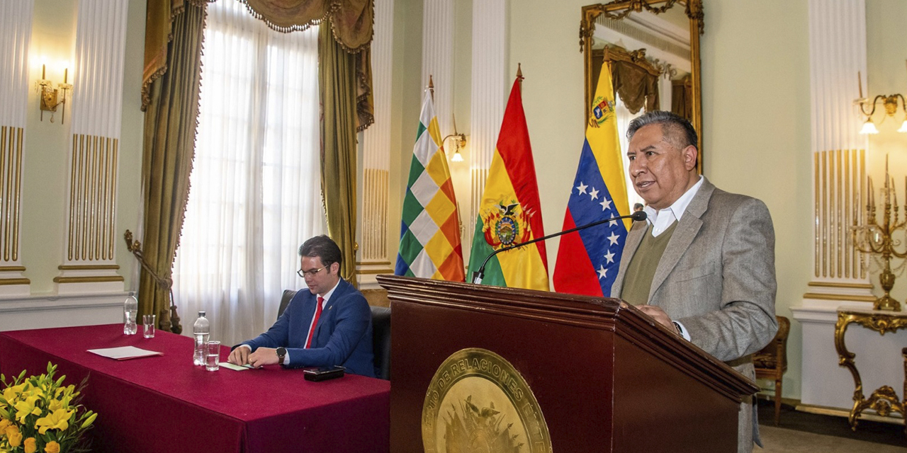 El canciller de Bolivia, Rogelio Mayta, y el embajador de Venezuela César Trompiz. | FOTO:  Cancillería