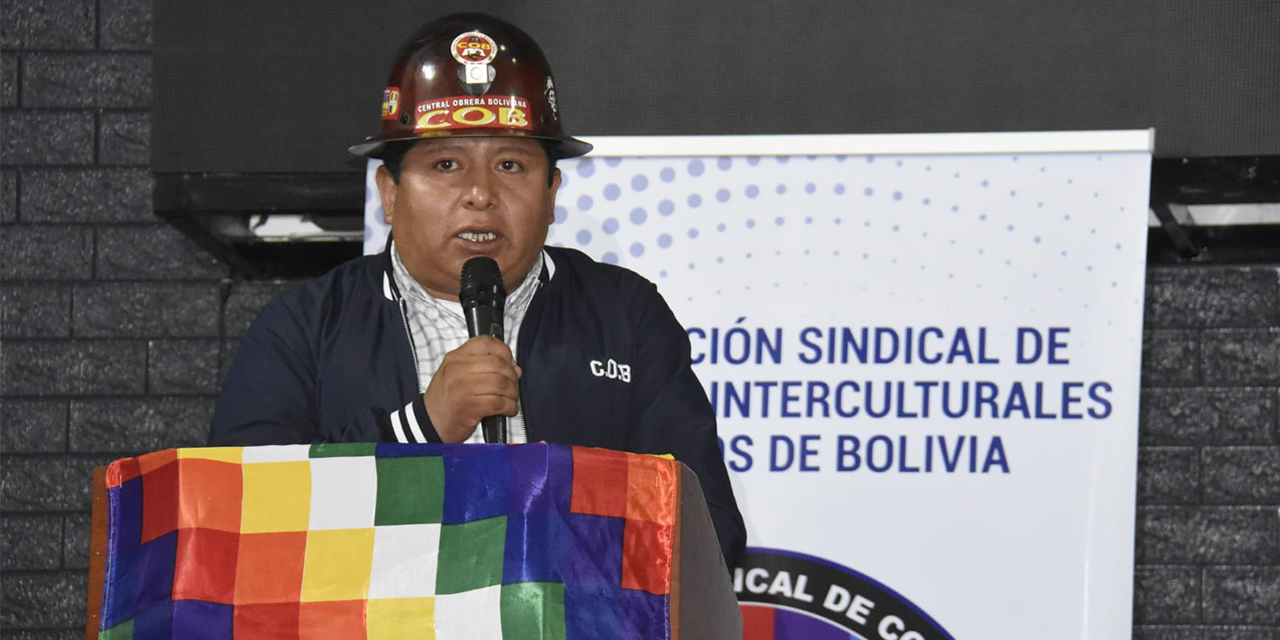 El representante del entre matriz de los trabajadores respondió públicamente a Evo Morales, después de que éste lo acusará de traición.  La Paz, 02 de octubre de 2023 (AEP-Digital).-  De manera pública, en respuesta a Evo Morales, el secretario ejecutivo de la Central Obrera Boliviana (COB), Juan Carlos Huarachi, desmintió este martes las acusaciones de tracción y de recibir dinero en 2019. Cuestionó que lo acuse, cuando fue él quien abandonó a su pueblo.  “Hemos recibido una respuesta por parte del expresidente (Evo Morales) y voy a responder públicamente a las acusaciones que me hace (…) Me acusa de traidor, ¿quién es el peor traidor? ¿Acaso no es el que abandona a su pueblo, el que deja huérfano a su pueblo? Aquí estamos firmes, no nos hemos escapado, seguimos y vamos a seguir”, dijo durante su participación en el ampliado de emergencia de la Confederación Sindical de Comunidades Interculturales Originarios de Bolivia (CSCIOB), en La Paz. Las acusaciones del expresidente surgen luego de que el principal ejecutivo del entre matriz de todas las confederaciones y federaciones legalmente establecidas en el país denunciará la molestia en el sector fabril y obrero, porque Evo Morales los excluyó del décimo congreso ordinario, que comenzó hoy en Lauza Ñ.  “Acusaciones falsas. Yo quiero decir, públicamente, nuestro expresidente ha llegado a lo más bajo, ha caído a lo más bajo, porque estamos hablando no de un dirigente, estamos hablando de un expresidente del Estado Plurinacional de Bolivia. Llamamos a la reflexión, aun así, porque aquí estamos; lo único que estamos exigiendo es respeto a las organizaciones sociales. Nada más”, manifestó Huarachi. En ese contexto, aclaró que nunca pidió dinero durante la gestión de gobierno de Morales y menos durante el régimen de facto de Jeanine Añez.  “Me acusa de haber recibido dinero del exministro Arturo Murillo, ¿por qué me acusa de una gestión donde él no estaba? Él tiene que acusarme de su gestión. Yo le pregunto, públicamente, ¿cuándo le he pedido plata al expresidente? Tengo la moral y dignidad, jamás he pedido un peso”, exclamó. 