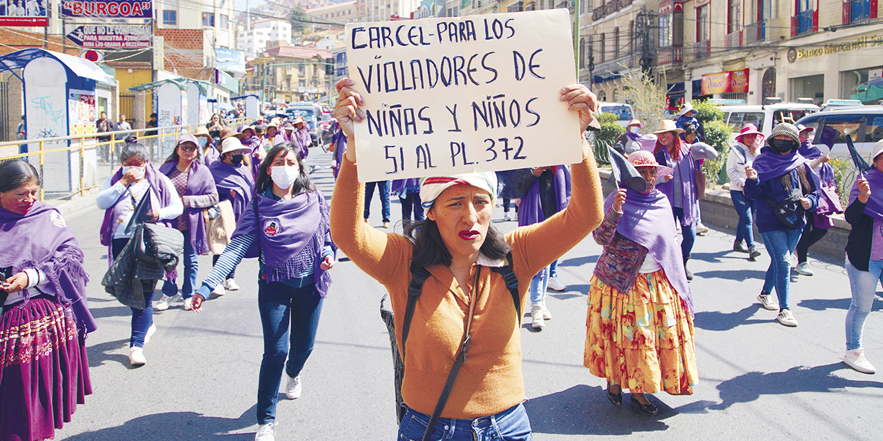 La marcha encabezada por organizaciones civiles y sociales contra la impunidad de los abusos sexuales. | Foto: Jorge Mamani