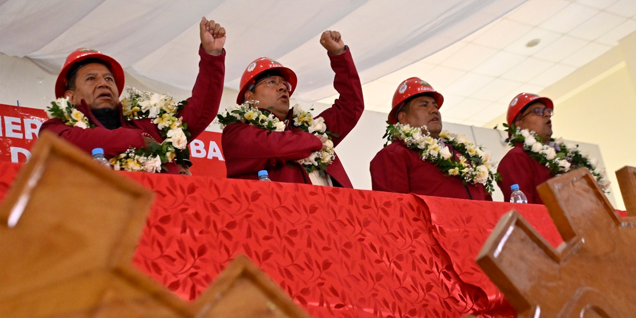 El vicepresidente David Choquehuanca y el presidente Luis Arce en el acto por el 72º Aniversario de la Confederación General de Trabajadores Fabriles de Bolivia. Foto: Comunicación Presidencial