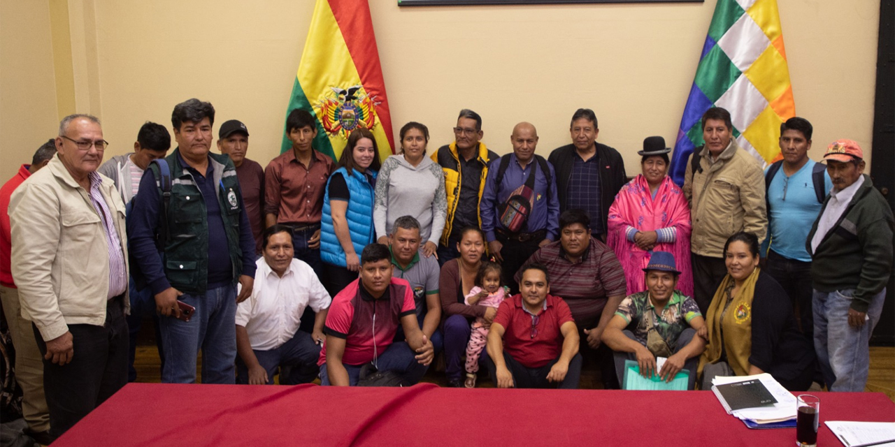 El vicepresidente David Choquehuanca junto a representantes de las organizaciones sociales de Pando. Foto: Vicepresidencia