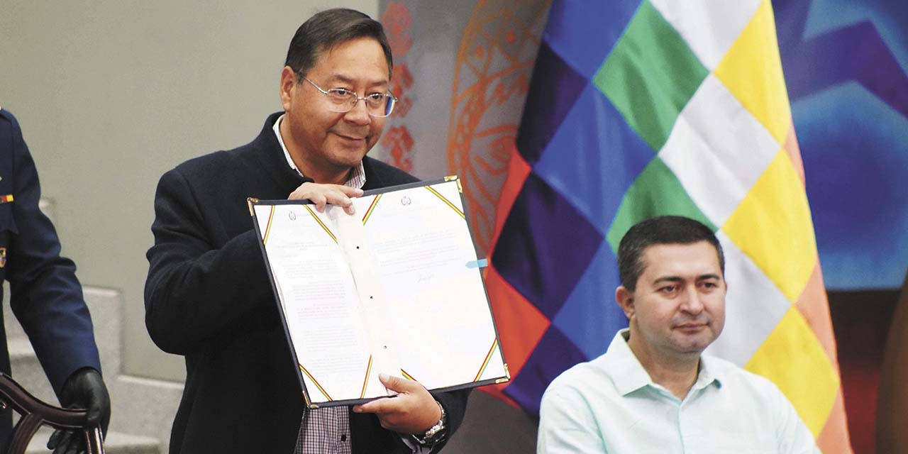 El presidente Arce muestra el decreto de cobertura de límites. | Foto: Jorge Mamani