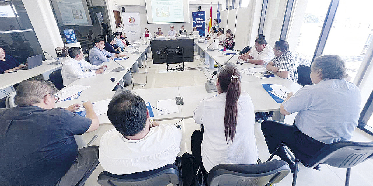 Capacitación a fiscales cruceños. | Foto: FGE
