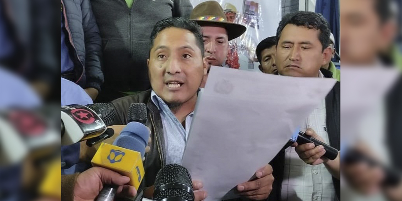 Vidal Gómez lee la resolución del ampliado.