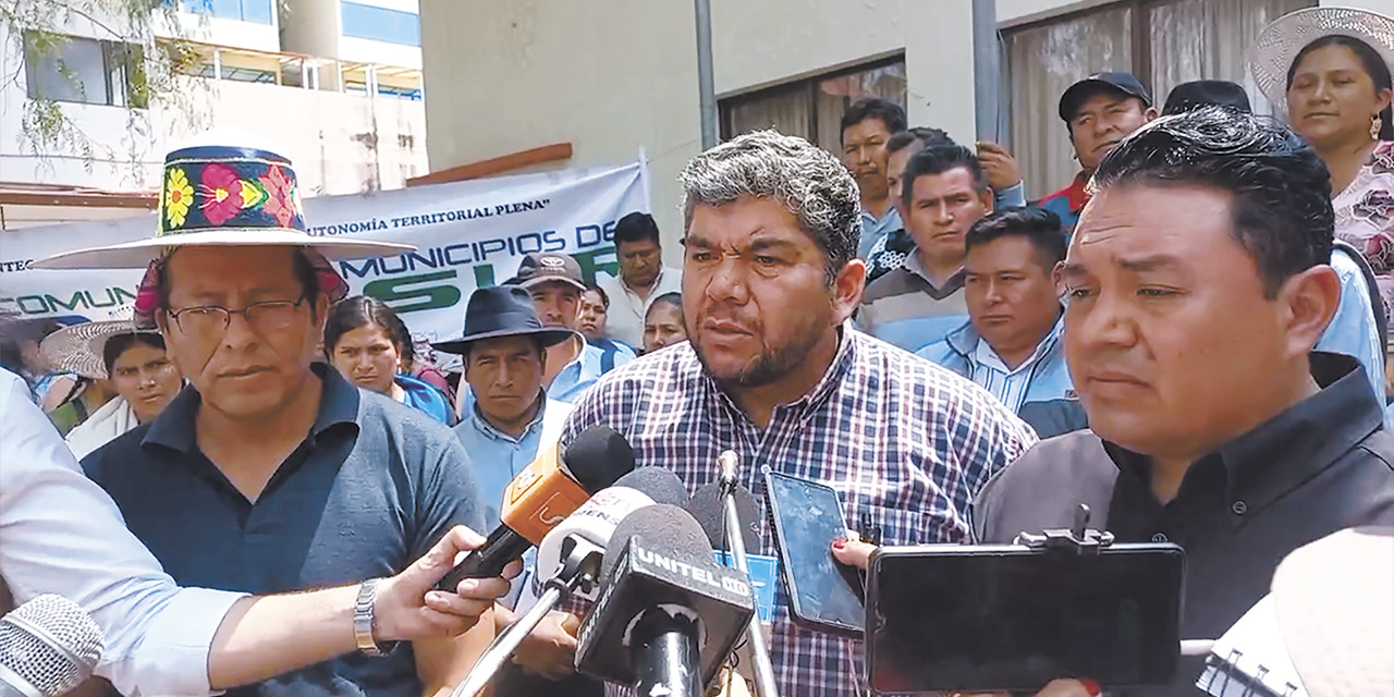 La vigilia de la mancomunidad de Cochabamba en la brigada parlamentaria. | Foto: Bolivia TV
