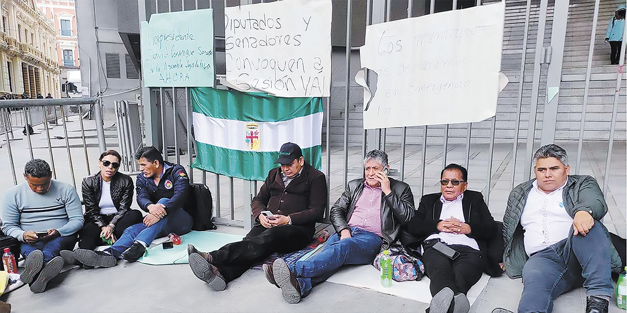 Alcaldes hacen vigilia en la Asamblea.  | Foto: Archivo