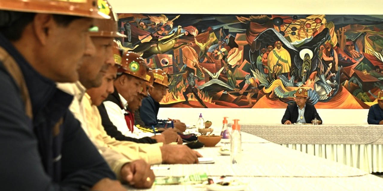 El presidente Luis Arce en reunión con dirigentes de Ferreco. Foto tomada de la cuenta en Facebook del presidente Luis Arce