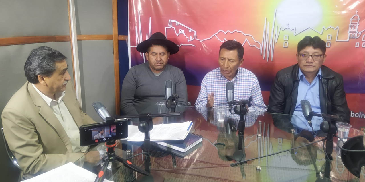 El secretario ejecutivo de la CSUTCB, Mario Seña; el exdirigente de la organización Adalberto Ticona; y el ambientalista Magin Herrera, en los estudios de las RPO.  | Foto: RPO's