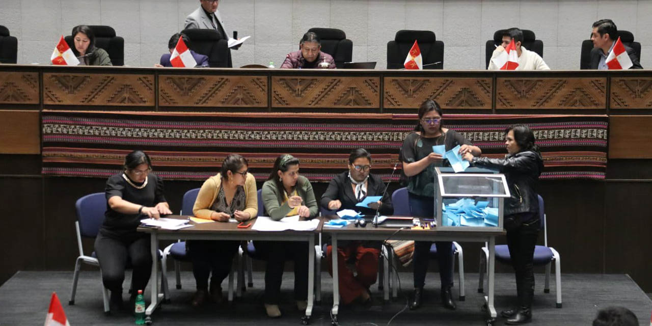 La madrugada del martes 14 de noviembre, “evistas” y opositores rechazaron la aprobación del PGE Reformulado 2023. Foto: Archivo