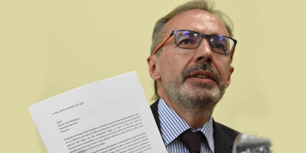 El portavoz presidencial Jorge Richter muestra la carta en la que formaliza su desafío al diputado “evista” Héctor Arce. Foto: Josué Cortez