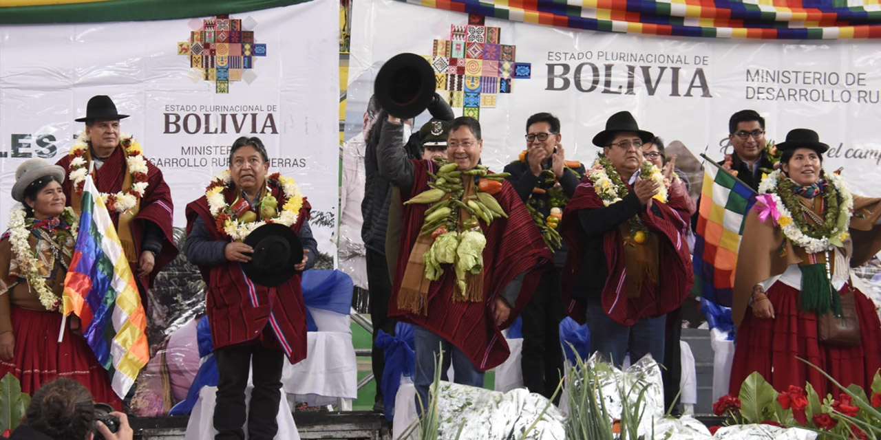 El Presidente y Vicepresidente en acto de entrega de obras. (Foto: Archivo)