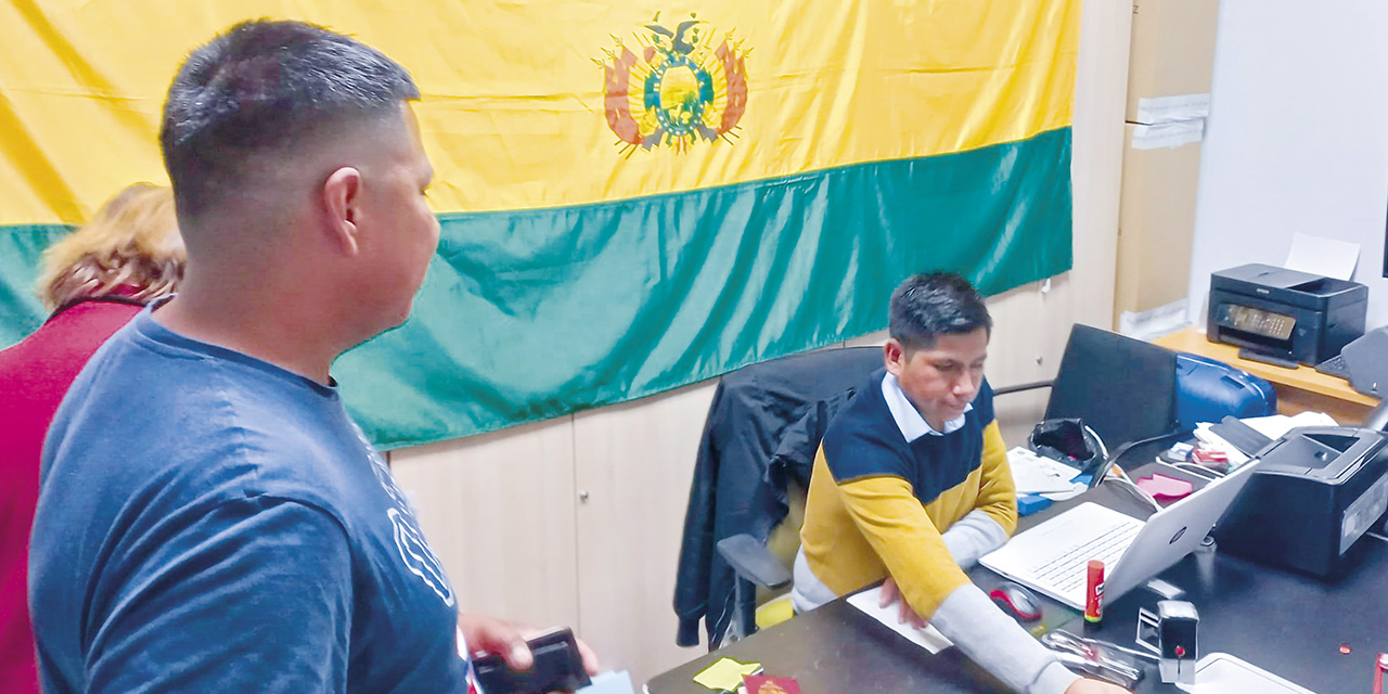 Los bolivianos en el exterior gestionan trámites en 83 oficinas consulares en el mundo.  | Foto: MRE