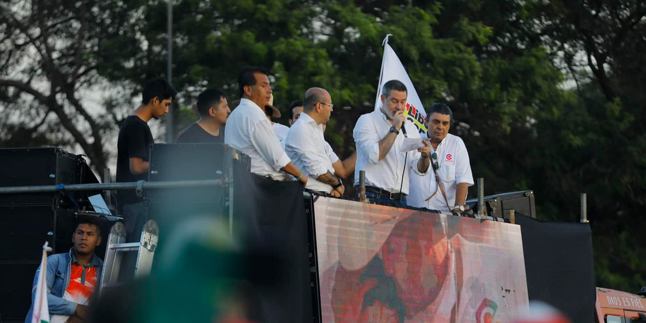 El presidente de la Asamblea Legislativa Departamental de Santa Cruz, Zvonko Matkovic, habla en el inicio de la caravana. Foto: Facebook Zvonko Matkovic Ribera