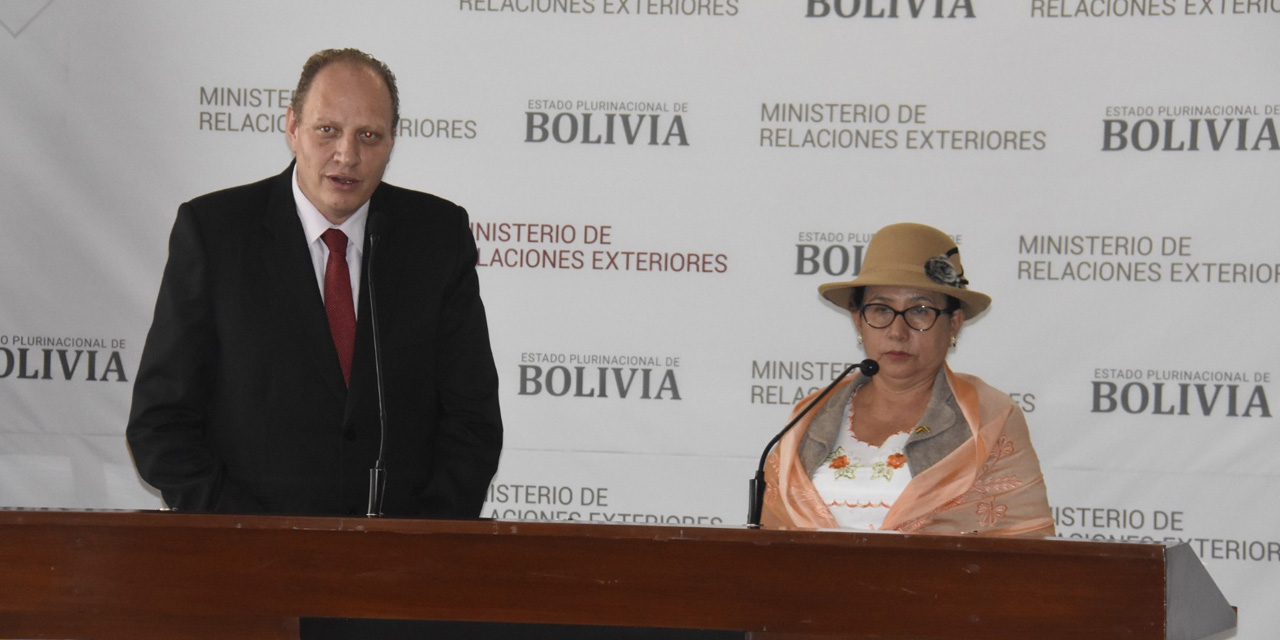 El viceministro de Comercio Exterior e Integración, Benjamín Blanco, y la canciller Celinda Sosa