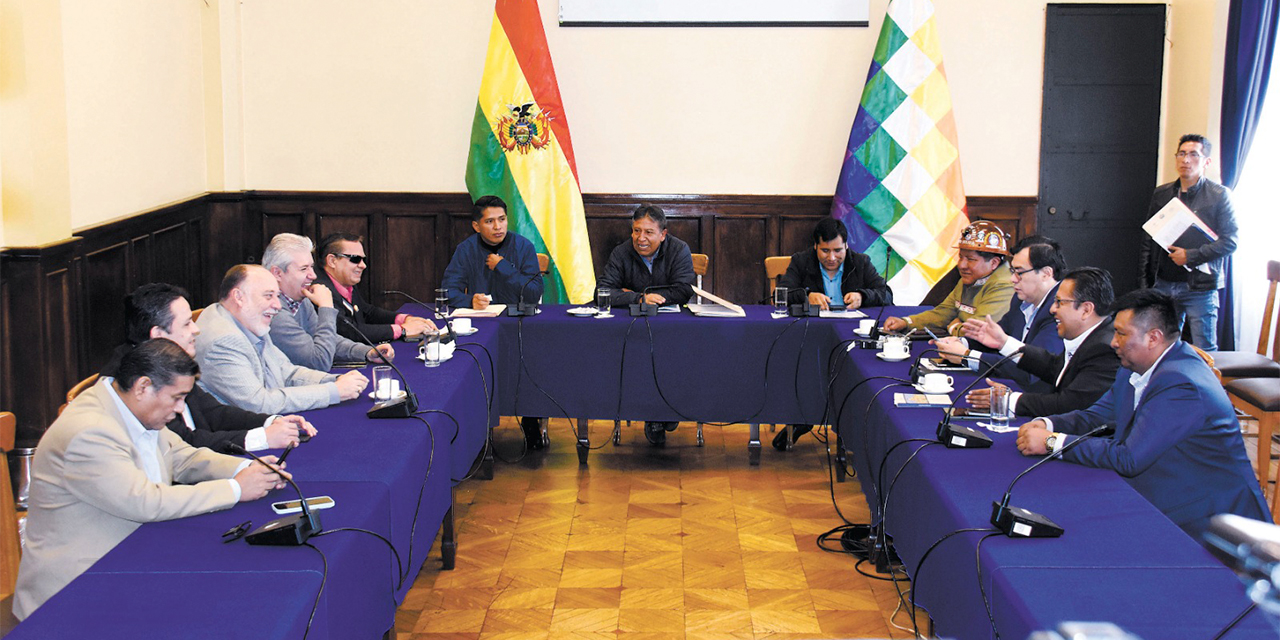 Reunión de jefes de bancada con el presidente nato de la Asamblea. Foto:  Gonzalo Jallasi