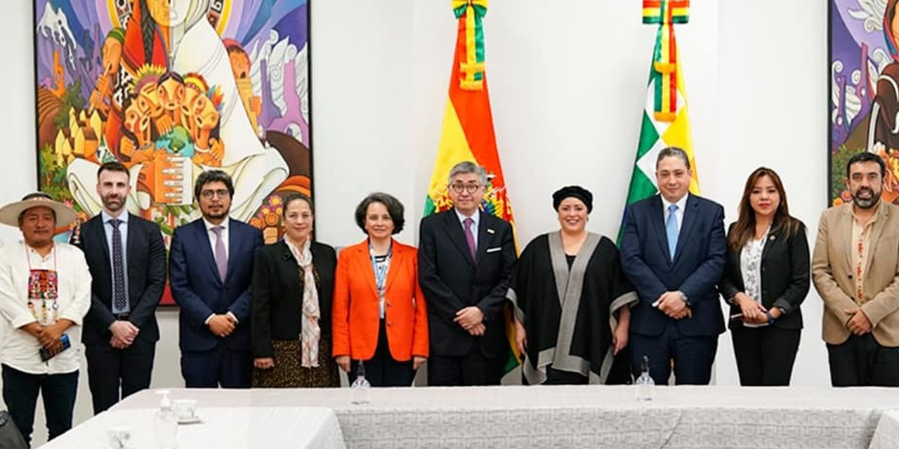 Miembros de la CIDH con autoridades de Gobierno.