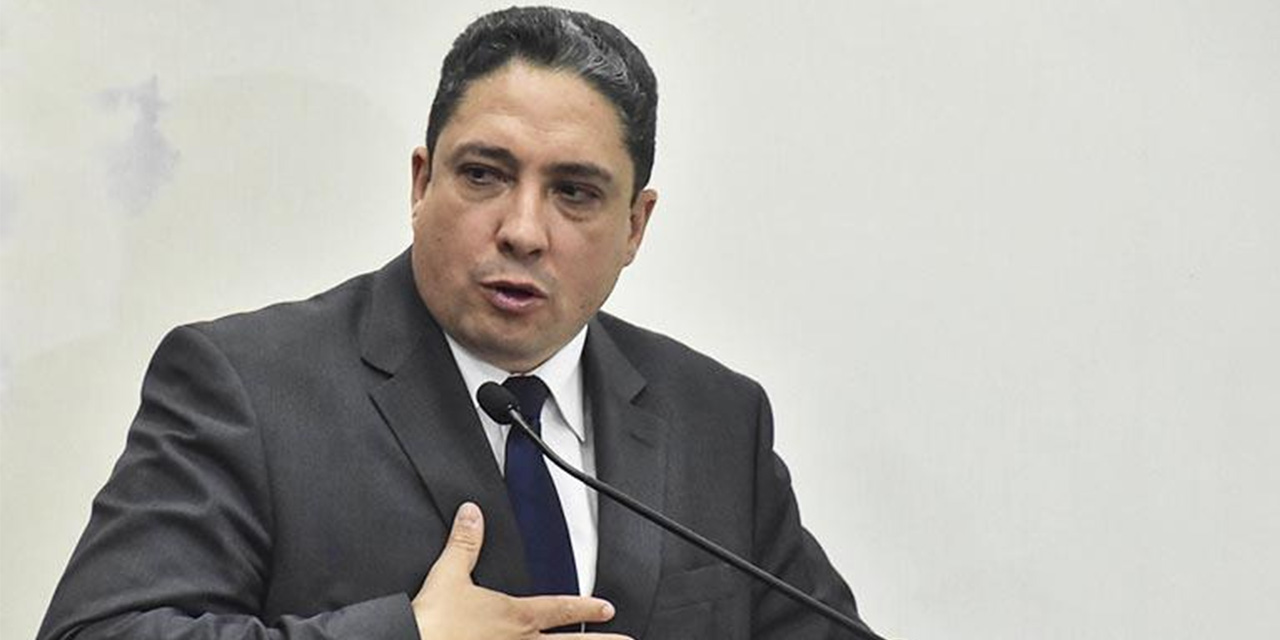 Embajador Arce desmiente acusación de nepotismo lanzada por diputado evista
