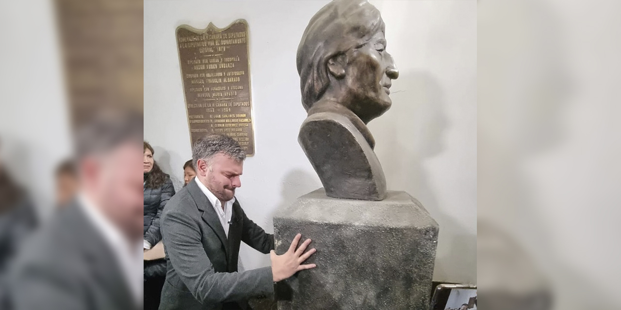 El diputado José Ormachea empuja el busto de Evo Morales