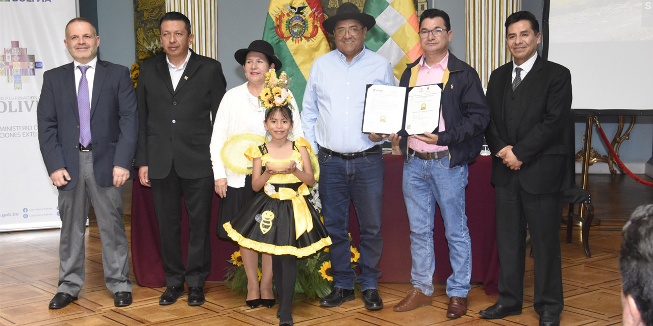 Canciller y apicultores presentan la nueva marca colectiva ‘Miel del Chaco Chuquisaqueño’
