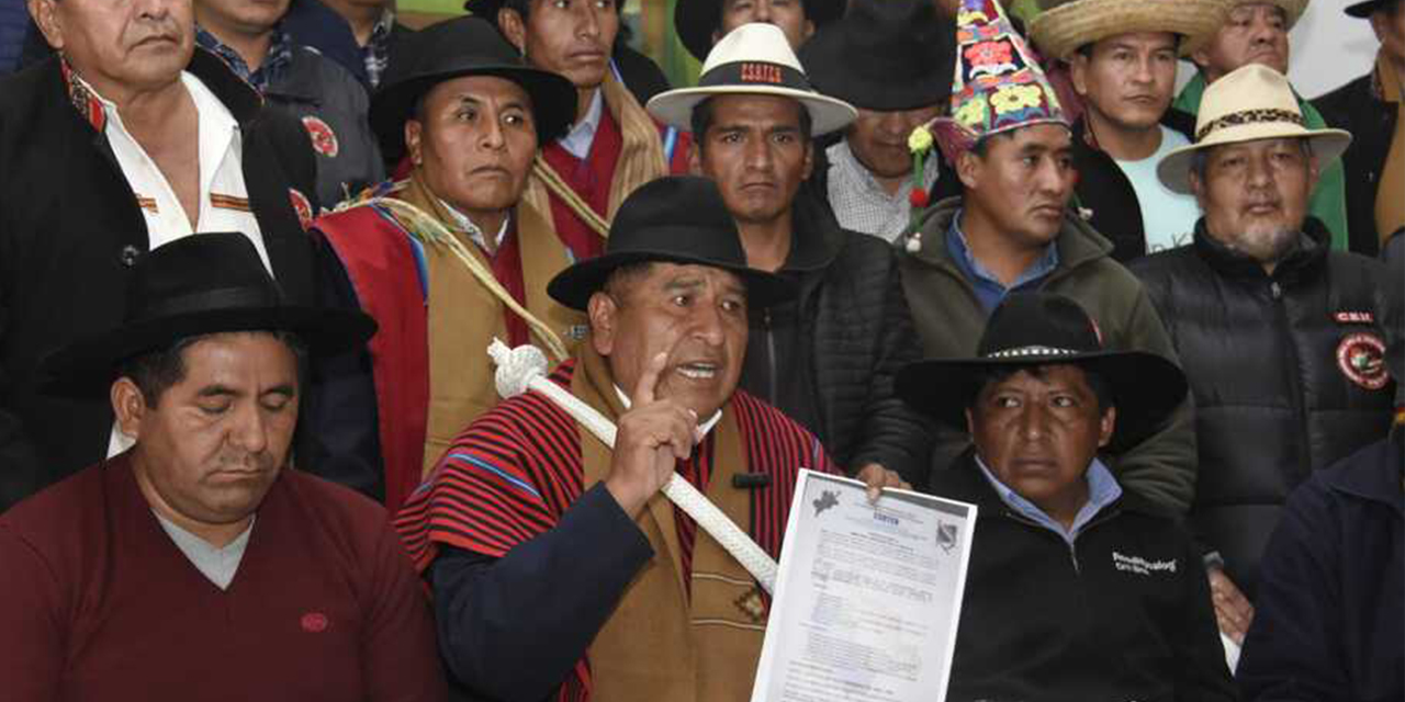 Dirigencia campesina nacional en conferencia de prensa. 
